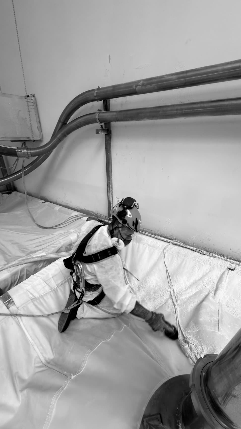 Operatore in spazio confinato, imbracato e con DPI